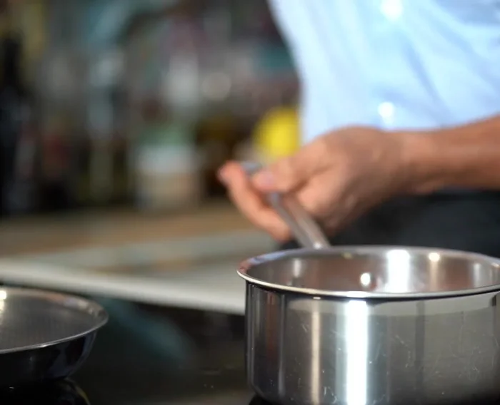 Égoutter les patates douces en conservant le liquide.
