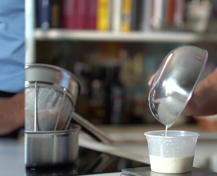 Préparer le ganache : utiliser une partie du liquide de cuisson des patates douces avec de la crème et du chocolat blanc fondu. Ajouter la gélatine ramollie et le reste de la crème froide. Incorporer les épices.