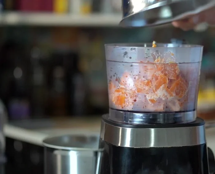 Mélanger les patates douces tièdes avec du beurre froid dans un robot culinaire. Ajouter le zeste de citron, le sucre brut, les épices, les œufs et le reste du liquide de cuisson des patates douces.