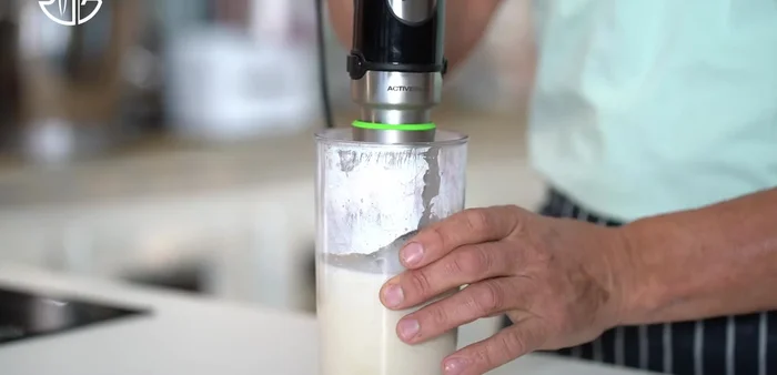 Préparer la ganache montée à la vanille : Faire infuser la vanille dans la moitié de la crème épaisse. Chauffer puis verser sur le chocolat blanc fondu. Bien mélanger. Incorporer la gélatine ramollie, puis le reste de la crème épaisse refroidie. Réfrigérer toute une nuit.