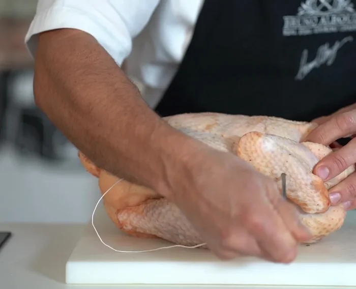Brider le chapon (voir explications sur le site internet).