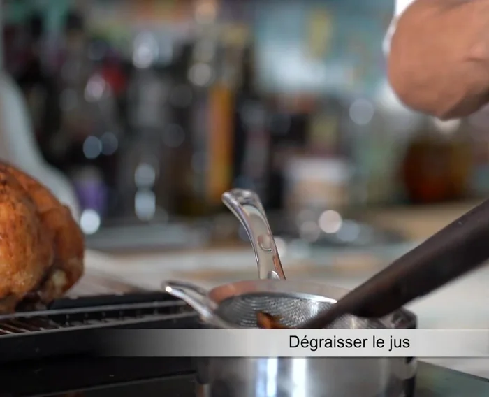 Dégraisser le jus de cuisson pour faire une sauce. Faire une tombée de champignons avec de la graisse de canard, échalotes, sel, poivre, persil.