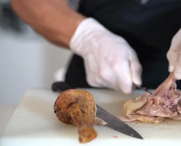 Découper le chapon (cuisses, pilons, poitrine, ailes, retirer la cache thoracique pour dégager la farce).