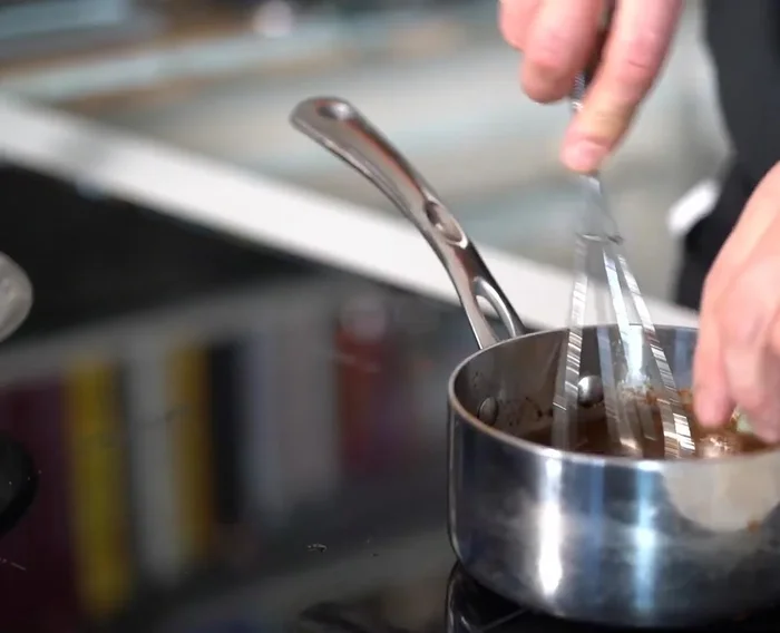 Rallonger la sauce avec du fond, ajouter du vin, lustrer avec du beurre. Réchauffer les châtaignes dans la sauce pour faire des marrons glacés.