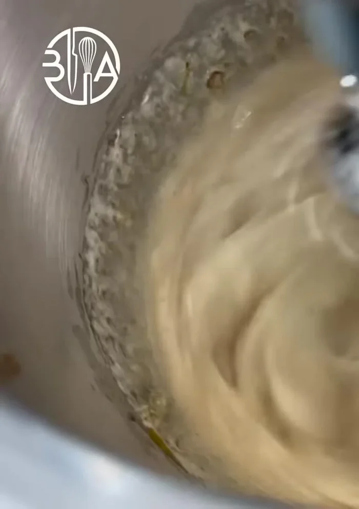 Préparer l'insert : battre la crème de châtaignes avec les œufs jusqu'à consistance légère et mousseuse. Incorporer les poudres tamisées et le beurre fondu. Cuire 20 minutes, laisser refroidir, congeler et couper en barres.