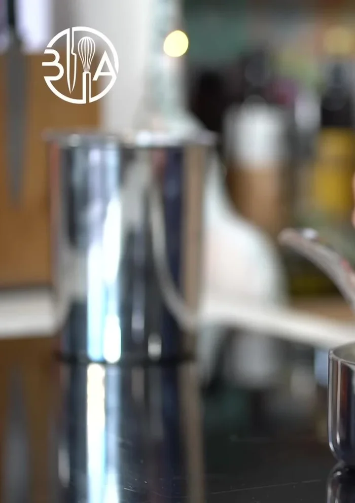 Préparer la mousse à la vanille : gratter les graines d'une gousse de vanille. Faire chauffer la moitié de la crème épaisse avec la vanille, infuser 20 minutes. Mélanger la crème chaude avec le chocolat blanc, la gélatine ramollie et le reste de crème épaisse froide. Réfrigérer une nuit, puis fouetter.