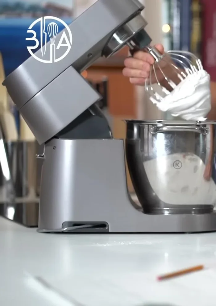 Préparer la meringue française : battre les blancs d'œufs en neige ferme avec le sucre semoule et la crème de tartre. Tamiser le sucre glace, ajouter le zeste d'orange. Cuire à 195°F (90°C) pendant 90 minutes. Enrober de chocolat et beurre de cacao, réfrigérer.