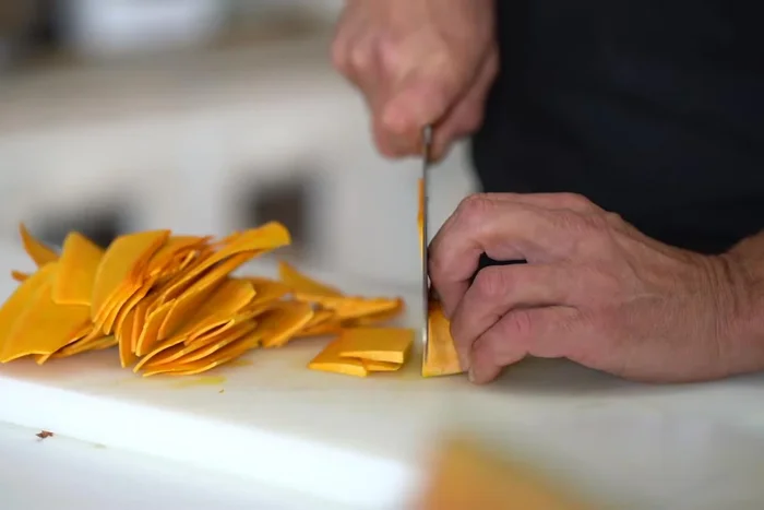Éplucher et trancher les pommes de terre et la citrouille en fines tranches.