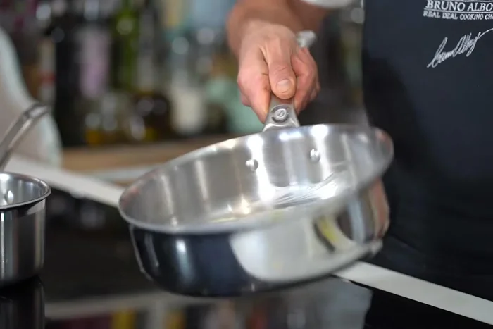 Préparer la sauce : faire cuire les oignons hachés dans du beurre pendant 8 minutes, ajouter l'ail et cuire jusqu'à ce qu'il soit parfumé.