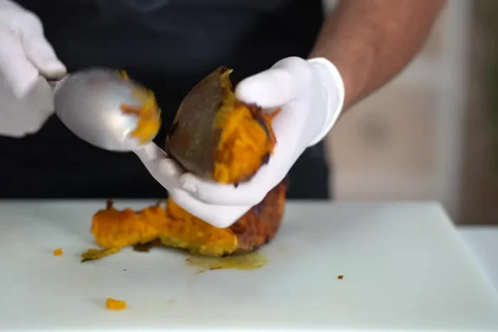 Rôtir une partie de la citrouille Stella Blue avec la peau pour faciliter le pelage.