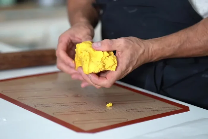 Diviser la pâte en deux, étaler en deux feuilles de 3 mm d'épaisseur et les placer au congélateur pendant 20 minutes.