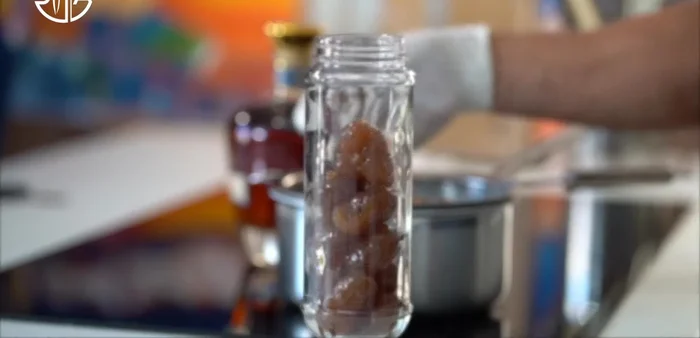 Égoutter les marrons au sirop.