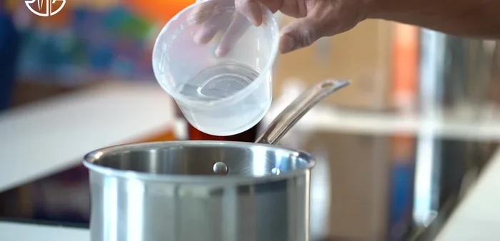Remplir des bocaux en verre avec les marrons égouttés.