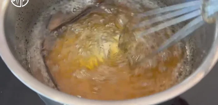 Laisser refroidir complètement le sirop.