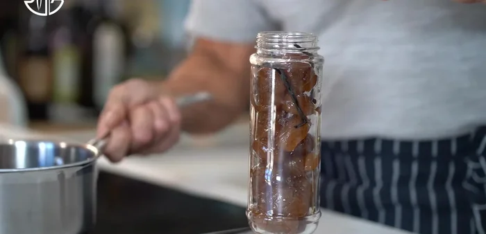 Verser le sirop refroidi sur les marrons dans les bocaux.