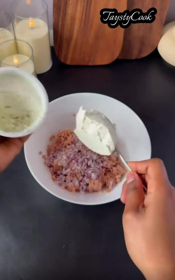 Ajouter une échalote hachée, une grosse cuillère à soupe de Boursin, des Vache qui rit et les épices.