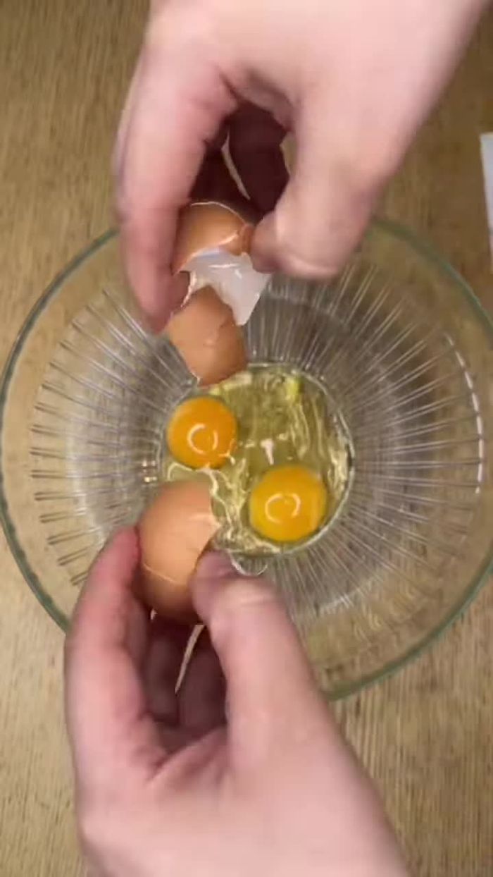 Casser trois œufs et les fouetter.