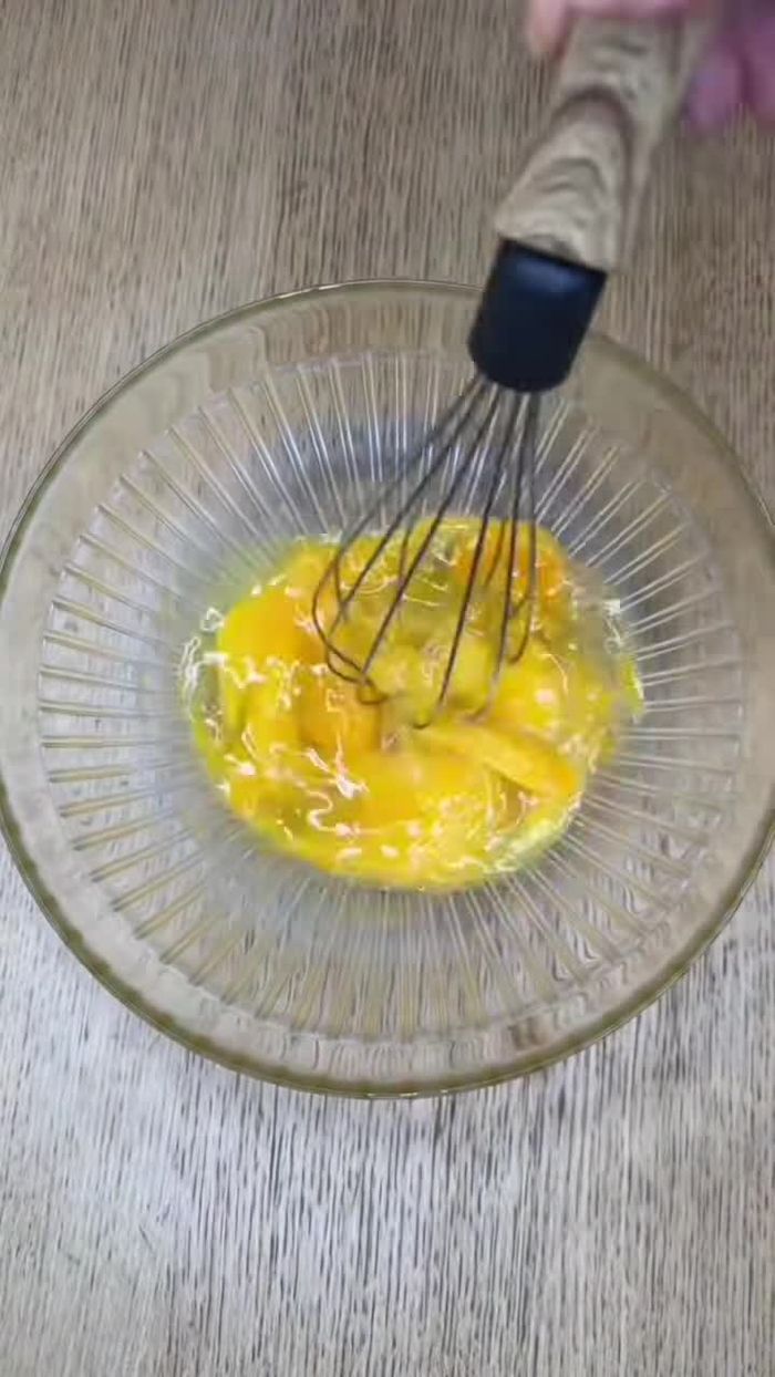 Incorporer 100g de sucre glace et 65g de farine. Mélanger jusqu'à obtenir une pâte homogène.