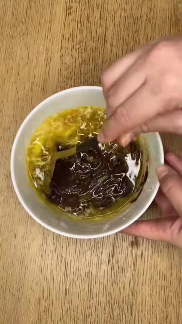 Mettre de côté. Faire fondre 200g de chocolat noir et 100g de beurre au micro-ondes.