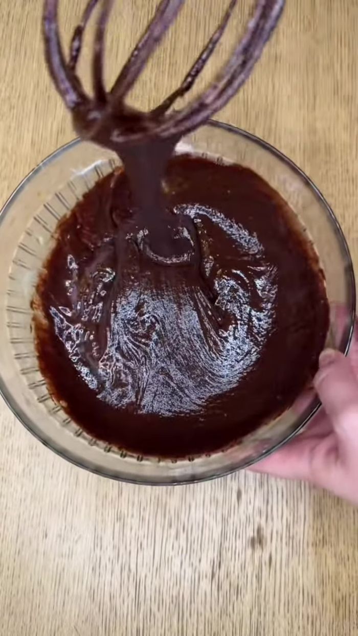 Beurrer et huiler les moules à fondant.