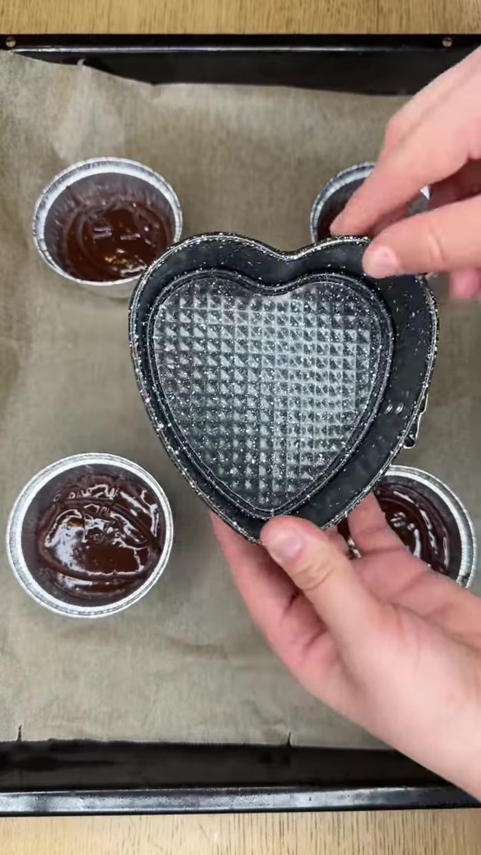 Remplir les moules aux 3/4 avec la préparation.