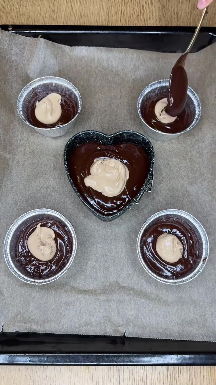 Recouvrir avec le reste de la préparation.