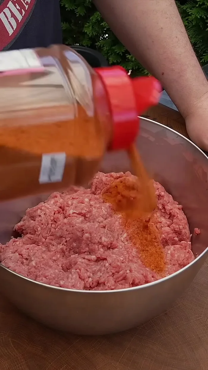 Étaler la viande hachée sur la moitié inférieure de la baguette. [10.12]