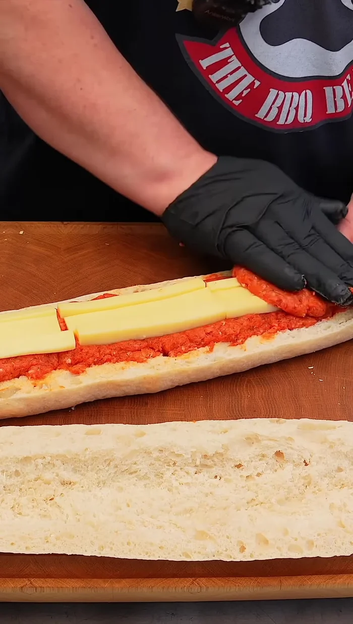 Recouvrir avec l'autre moitié de la baguette. [41.559]