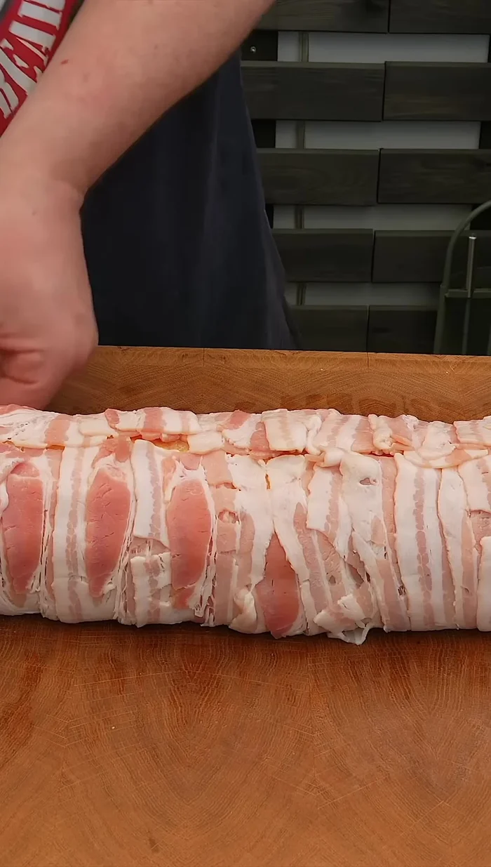 Envelopper la baguette dans du bacon. [53.48]