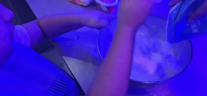 Faire fondre le beurre et l'incorporer à la pâte. [551.92]