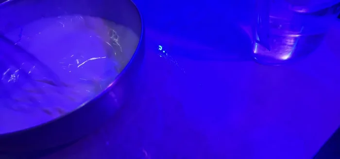 Verser une louche de pâte dans la poêle chaude. [753.639]