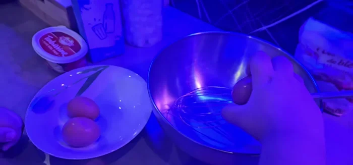 Casser les œufs dans un saladier. [84.84]