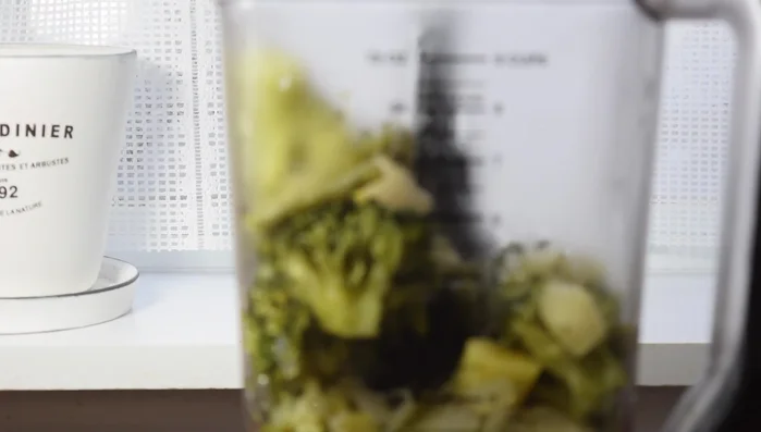 Une fois les légumes cuits, les réduire en purée à l'aide d'un blender ou mixeur.