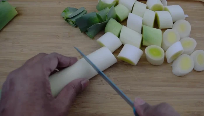 Couper les oignons et les poireaux en morceaux. Rincer les poireaux, les brocolis et les haricots verts sous l'eau froide.