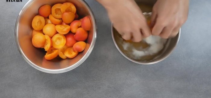 Pocher les abricots : Retirer le sirop du feu, y plonger les abricots, couvrir et laisser refroidir complètement.