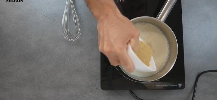 Préparation de la crème d'amande : Faire chauffer le lait d'amande avec un peu de cassonade. Dans un autre récipient, mélanger les jaunes d'œufs avec le reste de cassonade et la maïzena.