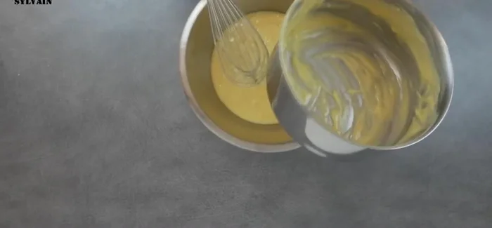 Refroidir la crème d'amande : Débarrasser la crème dans un récipient, couvrir d'un film alimentaire au contact et laisser refroidir au réfrigérateur.