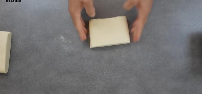 Préparation du fond de tarte : Étaler la pâte feuilletée en deux disques (un pour le fond, un pour le bord). Piquer le fond de tarte à la fourchette et le placer dans une tourtière.
