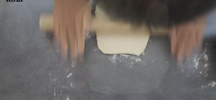 Former le bord de la tarte : Étaler le deuxième disque de pâte, découper un cercle et le plier en 4. Découper pour former le bord et le poser sur le fond de tarte, en soudant les bords.