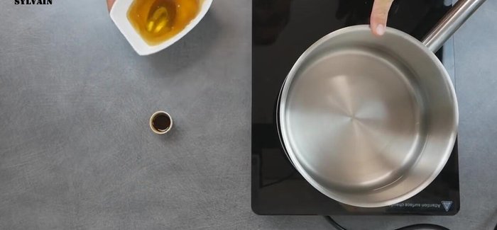 Préparation du sirop d'abricots : Porter à ébullition l'eau, le miel et la vanille liquide.