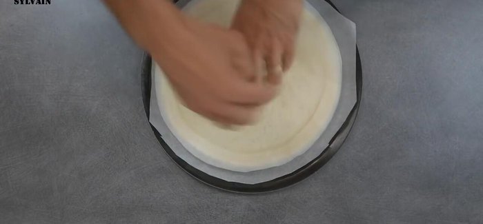 Cuisson à blanc du fond de tarte : Placer une feuille de papier sulfurisé sur le fond de tarte avec des poids de cuisson (ou des haricots secs). Cuire à 180°C pendant 25 à 30 minutes.