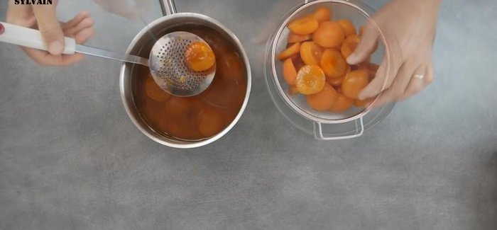 Montage de la tarte : Égoutter les abricots. Étaler la crème d'amande sur le fond de tarte refroidi. Disposer les abricots.