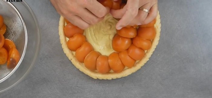 Glaçage et finition : Napper les abricots d'un peu d'aphas fondu (ou de confiture d'abricots diluée). Saupoudrer de sucre glace et décorer de pistaches.