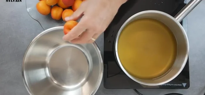 Préparation des abricots : Nettoyer, couper en deux et dénoyauter les abricots. Éviter les abricots trop mûrs.