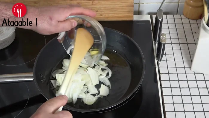Faire revenir les oignons dans du ghee et de l'huile neutre jusqu'à ce qu'ils soient dorés.