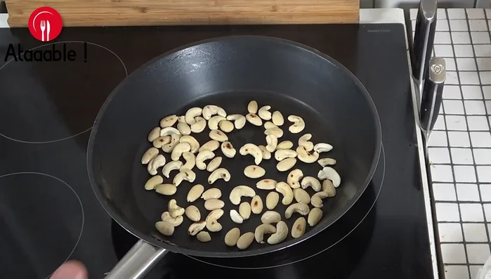 Torréfier les noix de cajou.