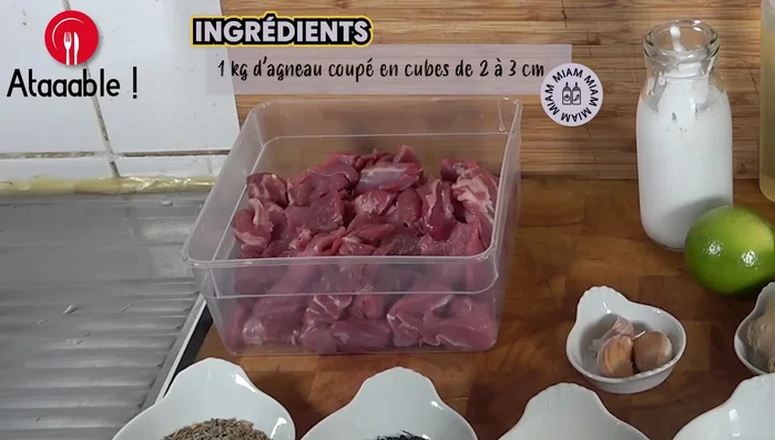 Couper l'agneau en petits morceaux.