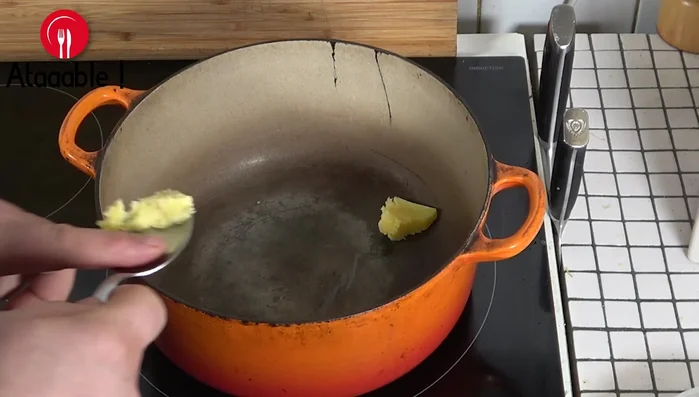 Faire revenir les autres épices (cardamome, coriandre, badiane, cannelle, piment) dans une cocotte avec du ghee et de l'huile neutre.
