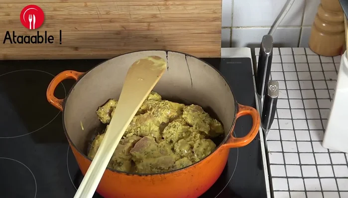 Ajouter l'agneau mariné, les flocons de piment (facultatif), le garam masala et le yaourt à la cocotte.
