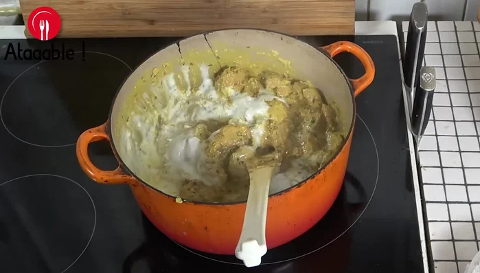 Ajouter les oignons frits.